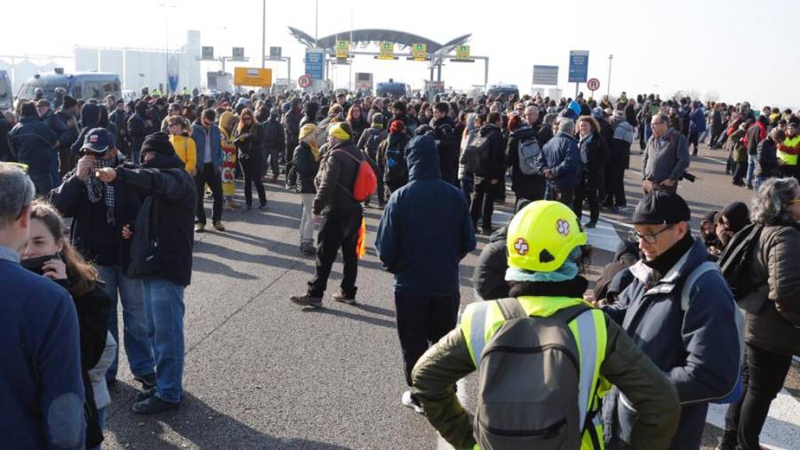 Manifestantes ante la entrada del Port de Tarragona. Foto: Pere Ferr&eacute;