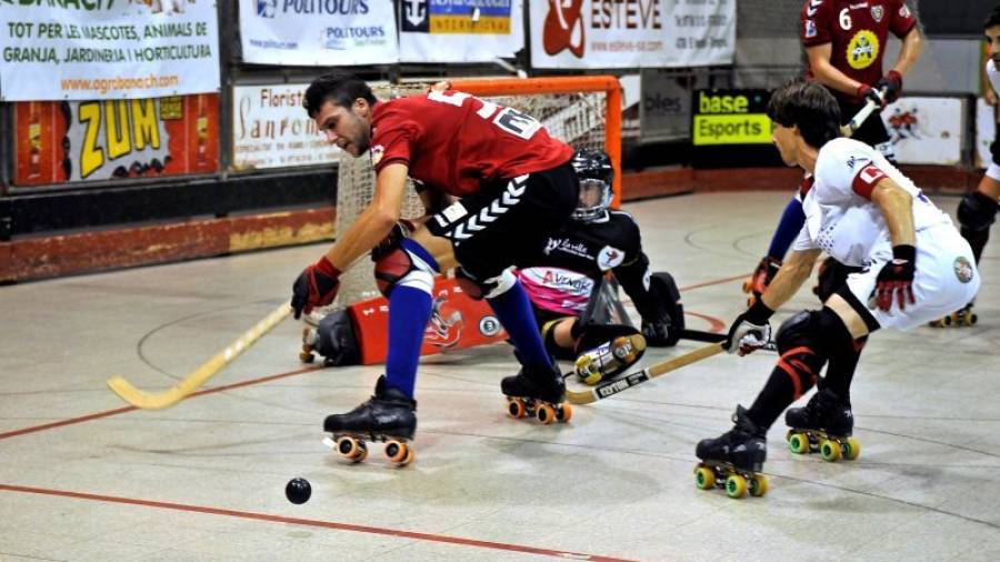 Sergi Miras intenta controlar la bola en un duelo de esta temporada en El Vendrell. Foto: Alfredo González