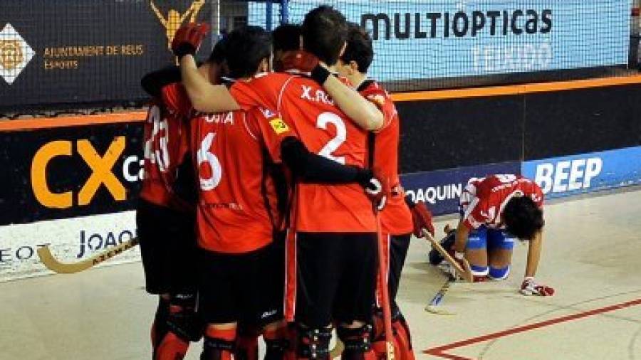 Los jugadores rojinegros, celebrando uno de sus siete goles en el último partido de Liga ante el Cerceda. Foto: Alfredo González