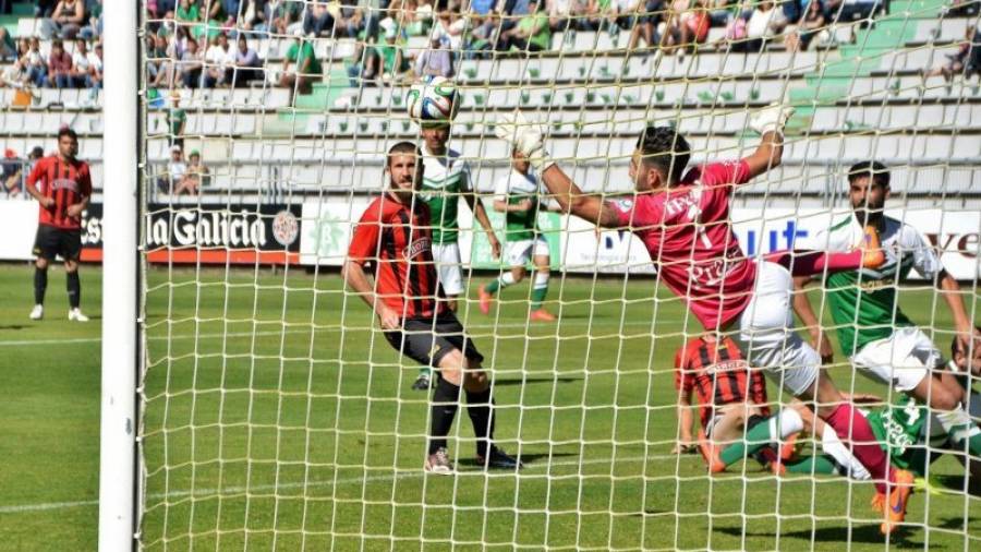 El meta del Racing de Ferrol, Mackay, despeja un balón durante el partido de ida del pasado sábado. Foto: DT