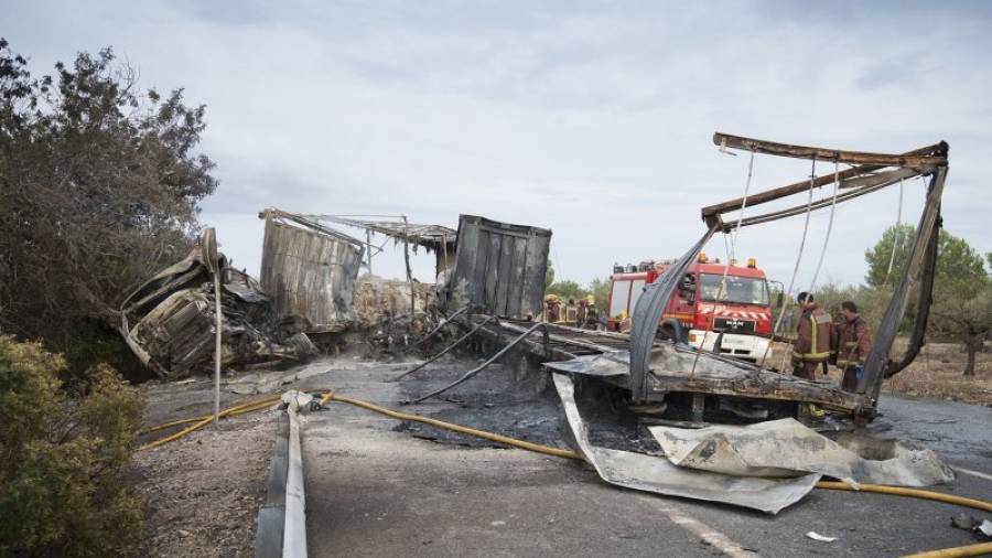 Mossos i bombers treballant al lloc de l'accident d'aquest dilluns al Perelló. Foto: ACN