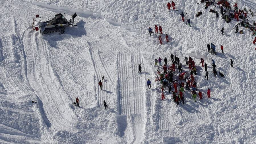 Vista aÃ©rea que muestra a los equipos de rescate mientras buscan los cuerpos de los esquiadores que murieron ayer. FOTO: EFE