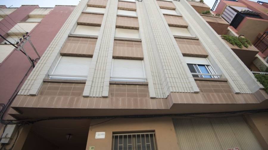 Imagen del bloque de pisos, en la avenida Barcelona de Tortosa. j. revillas