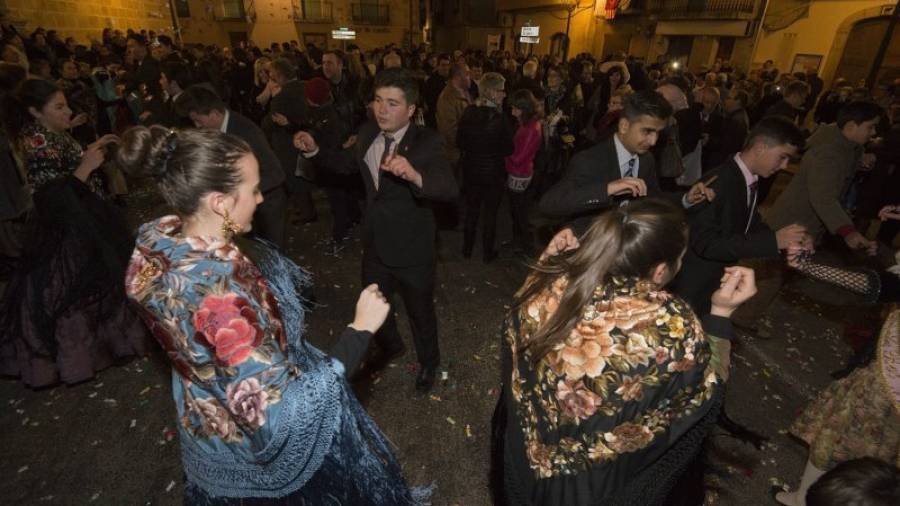 El ball de la dansada, la jota típica del municipi de Bot, és un dels actes més multitudinaris i emblemàtics. Foto: joan revillas