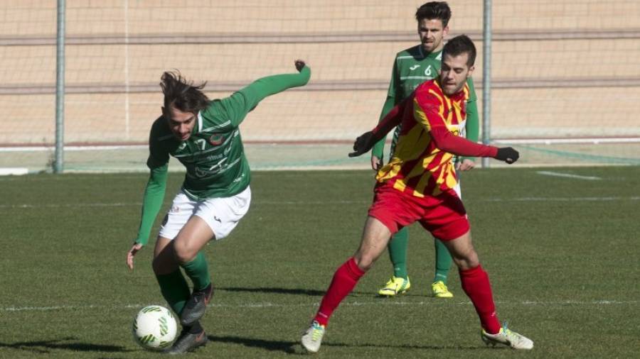 Un jugador del Ascó controla la pelota frente a un rival en una imagen de archivo de uno de los partidos jugados como local. Foto: Joan Revillas