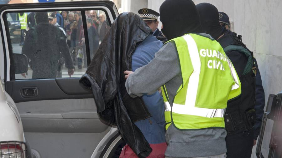 La Guàrdia Civil s´endú l´home detingut ahir a Santa Coloma de Farners (Girona). FOTO: ROBIN TOWNSEND / EFE