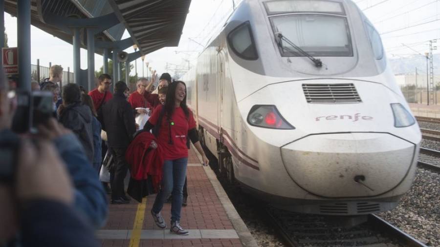 Membres de la plataforma Trens Dignes, en el moment de l´aturada de l´Euromed a l´estació de l´Aldea. Foto: joan revillas