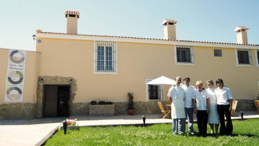 Imatge d'arxiu de l'any 2004 amb l'equip del restaurant L'Antic Molí (Ulldecona) davant la façana de l'establiment