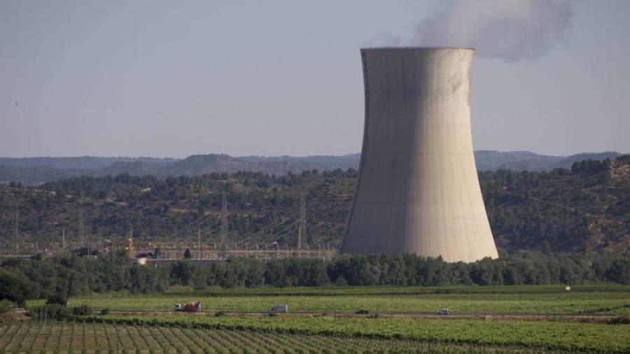 Imatge de la torre de refrigeració de la central nuclear d´Ascó, a la Ribera d´Ebre. FOTO: JOAN REVILLAS