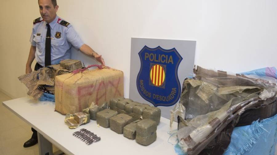 L´inspector Ramon Grasa va mostrar el passat octubre part de la droga intervinguda. Foto: joan revillas