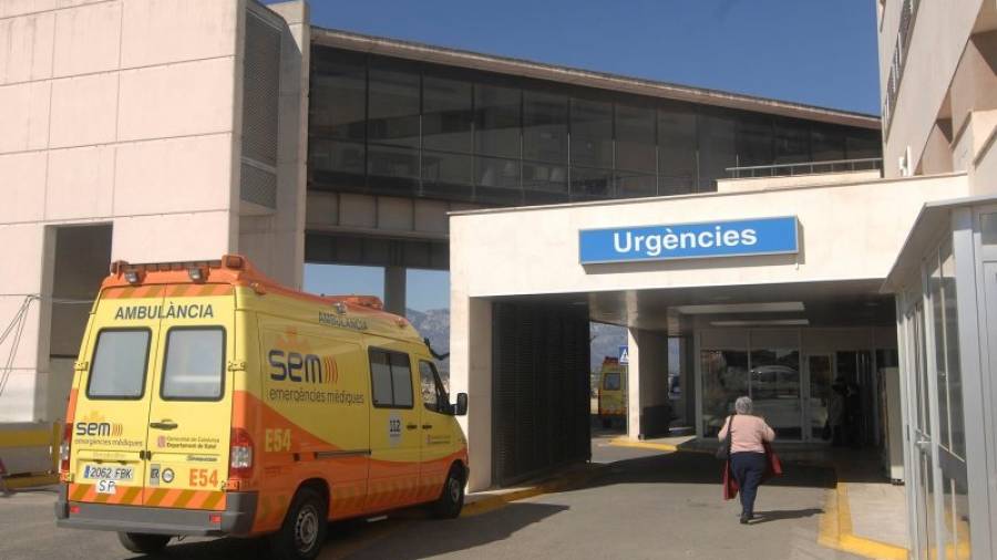 Accés al servei d'Urgències de l'hospital Verge de la Cinta de Tortosa. FOTO: JOAN REVILLAS/DT