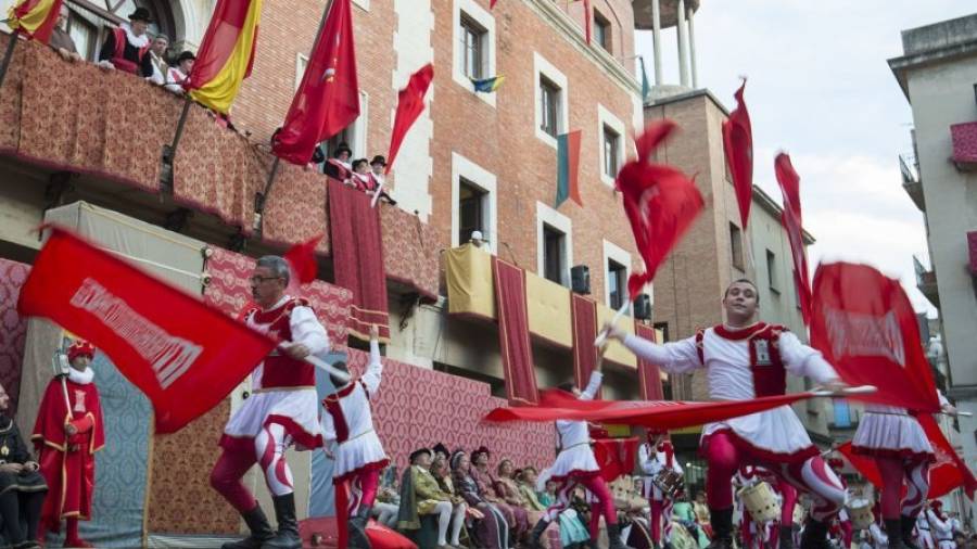 Els Abanderats de Tortosa, ahir a la tarda fent onejar les seves banderes. Foto: Joan Revillas