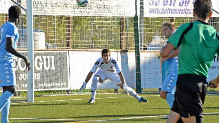 Edgar Badia observa atento la dirección del balón. Sus paradas en la tanda de penaltis fueron decivisas. Foto: xavi guix/cf reus