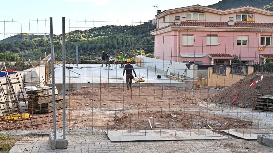 Obres de construcció del futur edifici de la llar d’infants d’Alforja. FOTO: ALFREDO GONZÁLEZIMATGE VIRTUAL DE COM SERÀ EL NOU EDIFICI. FOTO: CEDIDA