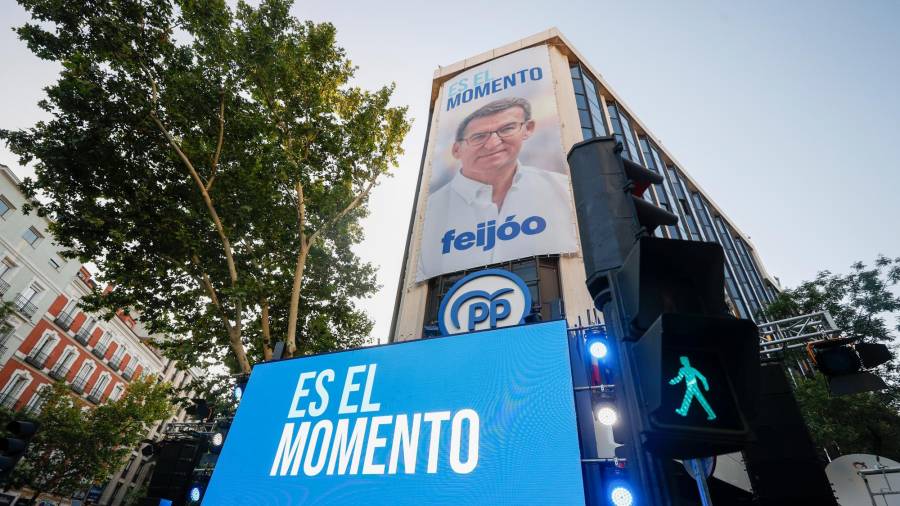 Fotografía de la sede del Partido Popular con una pancarta gigante de su presidente y candidato a la presidencia, Alberto Núñez Feijóo. FOTO: EFE
