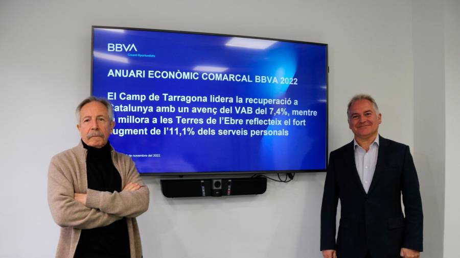 Josep Oliver, catedrático emérito de Economía Aplicada de la UAB junto a Julio Olmeda, director del Centro de Banca de Clientes de BBVA en Tarragona. FOTO: ACN