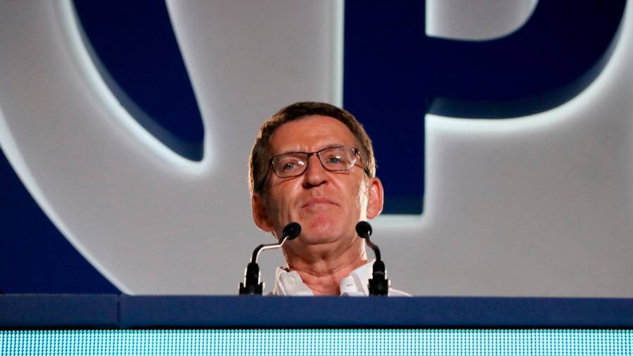 El presidente de los populares ha saludado a los simpatizantes acompañado por su Comité de Dirección. Foto: EFE