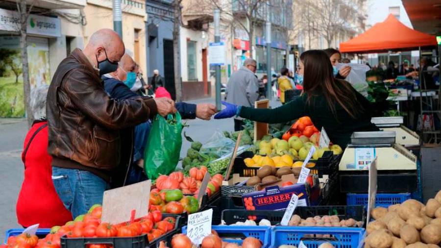 Compradores en las paradas de Vilanova i la Geltrú. Foto: ACN/ Gemma Sánchez
