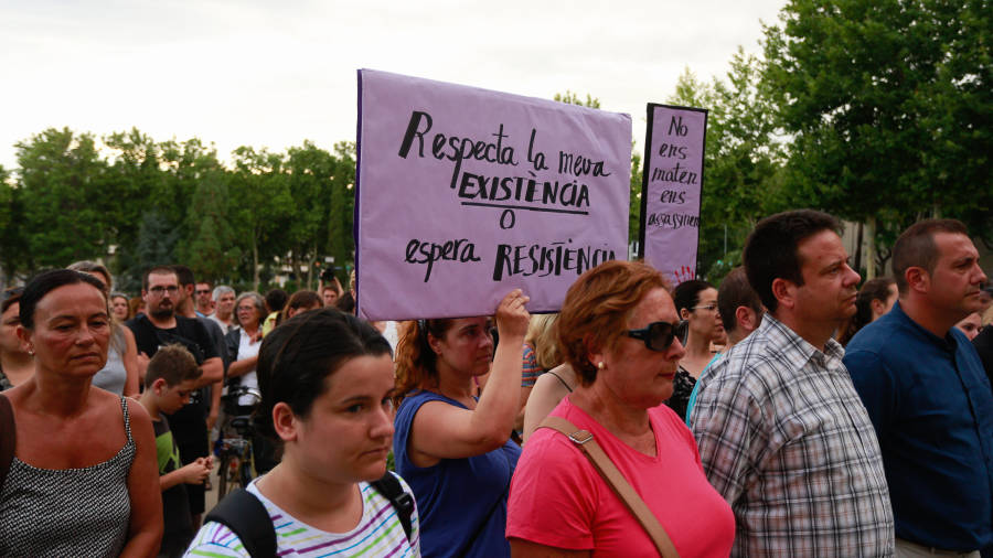 La concentraci&oacute;n ha sido convocada por el colectivo feminista de Cambrils Les Filomenes. FOTO: FABI&Aacute;N ACIDRES