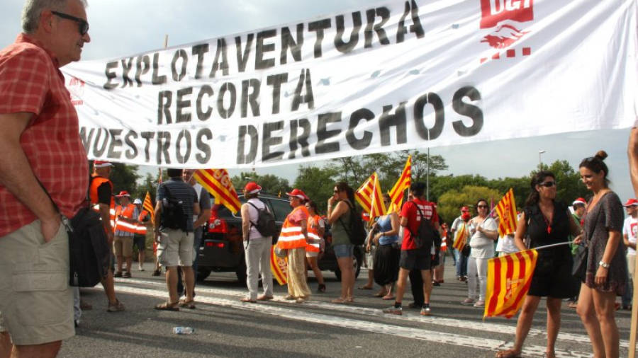 Pancarta que han exhibit els treballadors de la UGT a l'entrada de vehicles de PortAventura en la vaga d'aquest dissabte. Foto: ACN