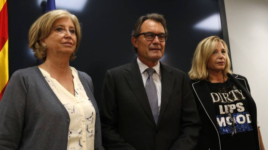 Pla conjunt de l'ex-consellera Irene Rigau, l'ex-president Artur Mas i l'ex-vicepresidenta del Govern Joana Ortega en roda de premsa el 3 d'octubre del 2016