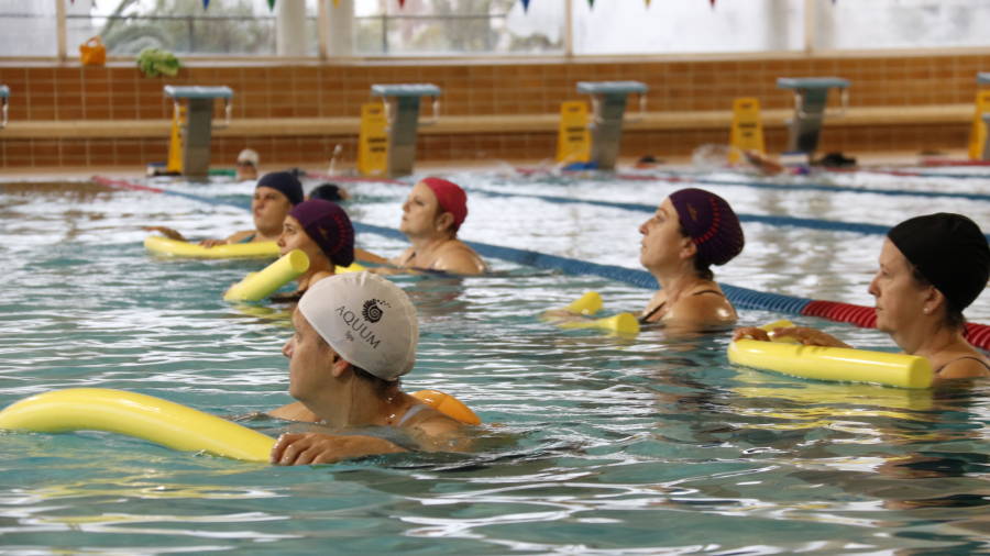 Dones operades de càncer de mama fent aiguagim per recuperar-se, a la piscina coberta del Fornàs, a Valls.
