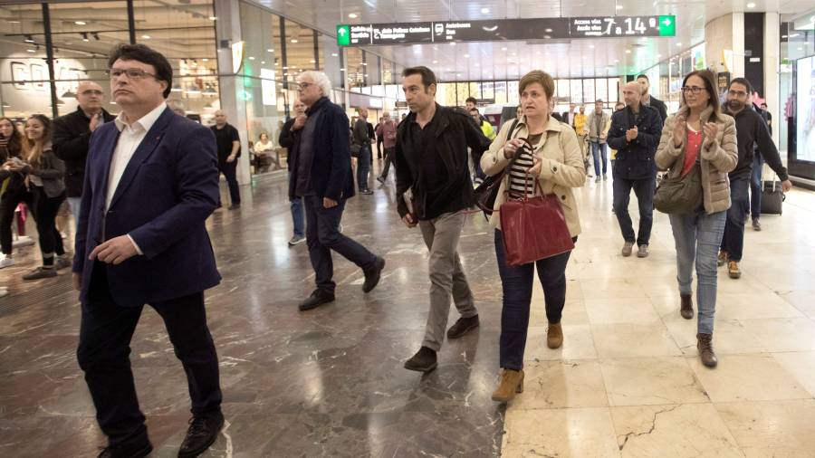 Los miembros de la mesa del Parlament Anna Sim&oacute; (c) y Josep Nue (1i)t, se dirigen a coger el tren AVE con destino Madrid. FOTO: EFE