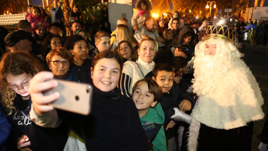 Los ni&ntilde;os de Salou se hacen un selfie con el Rey Melchor. FOTO: ALBA MARIN&Eacute;