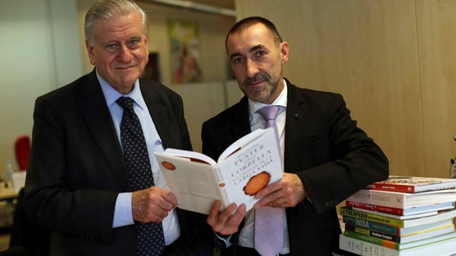 Valentín Fuster y el periodista científico Josep Corbella con el libro que acaban de presentar. Foto: efe