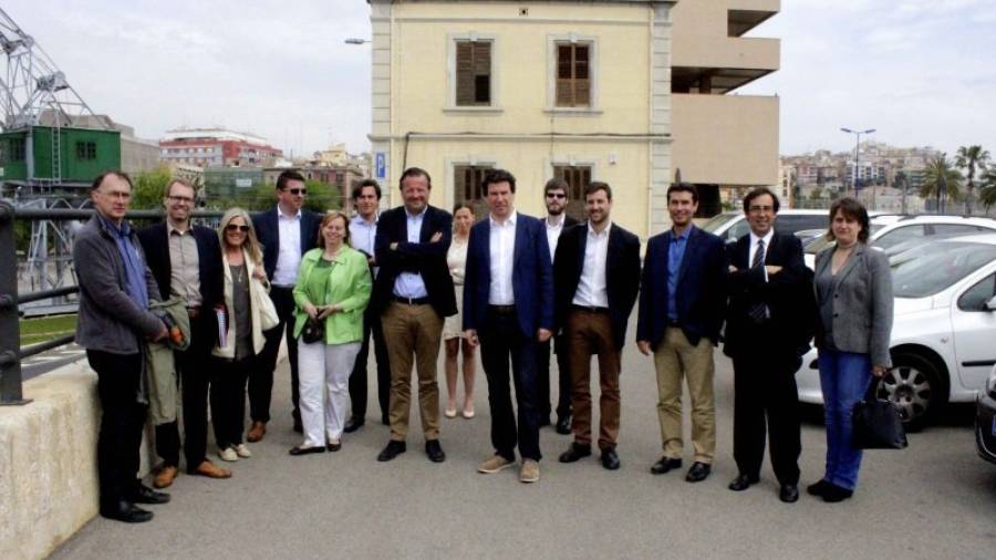 El grupo de inversores de Flandes con los impulsores de las visitas al Baix Penedès. Foto: DT