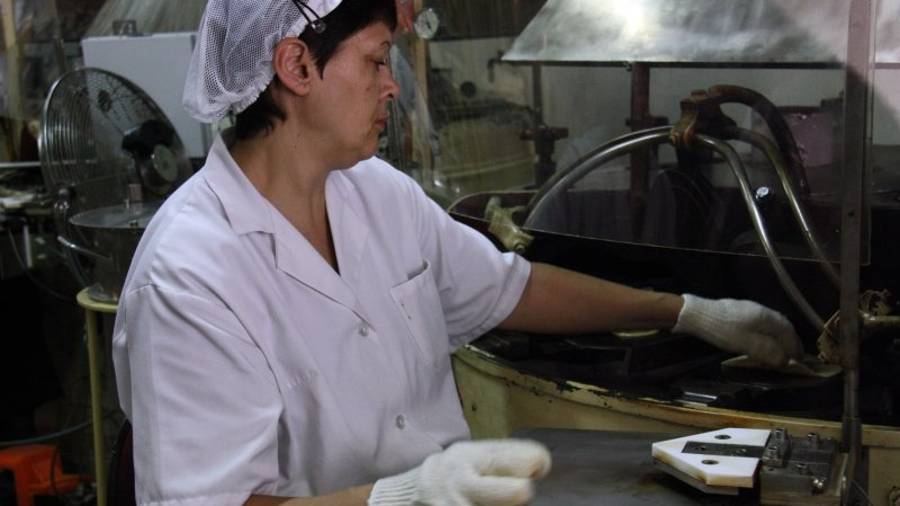 Una trabajadora de Rifacli durante el proceso de elaboración de las galletas. Foto: ACN