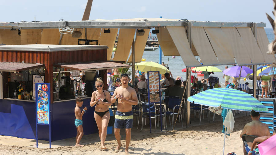 Imagen de uno de los chiringuitos de la playa de Llevant de Salou, que registran siempre una gran afluencia de clientes. FOTO: ALBA MARINÉ