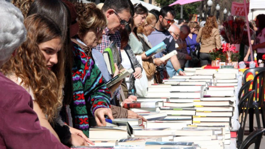 Molts tarragonins s'han apropat a la Rambla Nova per triar entre les parades de llibres. Foto: ACN