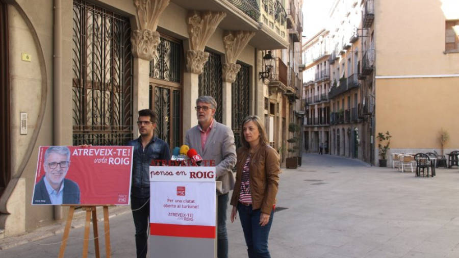 El candidat del PSC a Tortosa, Enric Roig, amb dos integrants de la seva candidatura a la plaça de la Cinta de Tortosa presentant les propostes de turisme. Foto: ACN