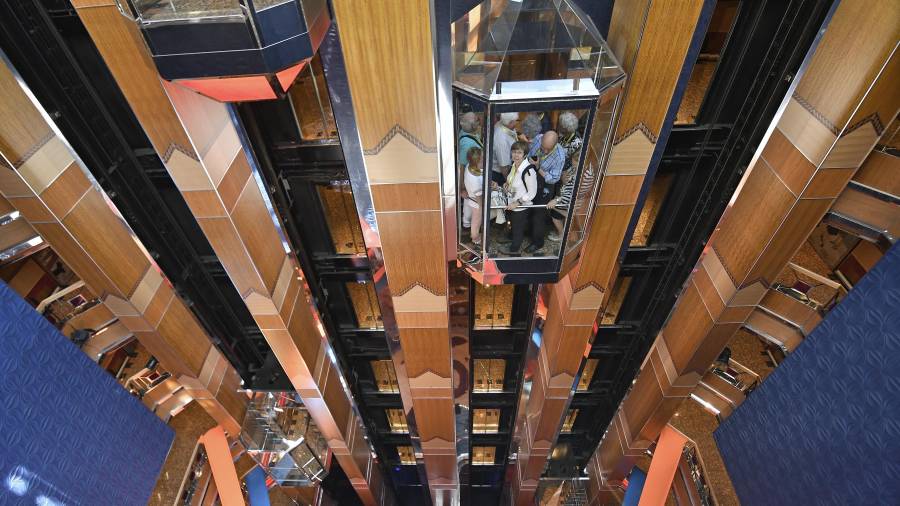 Los ascensores para subir los trece pisos. FOTO: ALFREDO GONZ&Aacute;LEZ