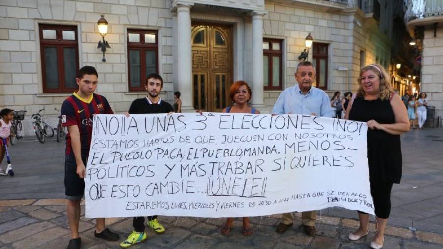 Elisenda Pallejà se concentró ayer por la tarde frente al Ayuntamiento con cuatro personas más. Foto: Alba Mariné