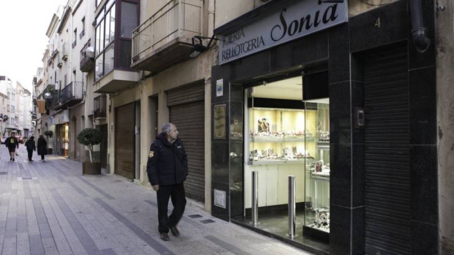 La Joieria Rellotgeria Sonia, situada en la calle Comte Sicart, ha sido objeto de un robo que están investigando los Mossos. Foto: Alba Mariné
