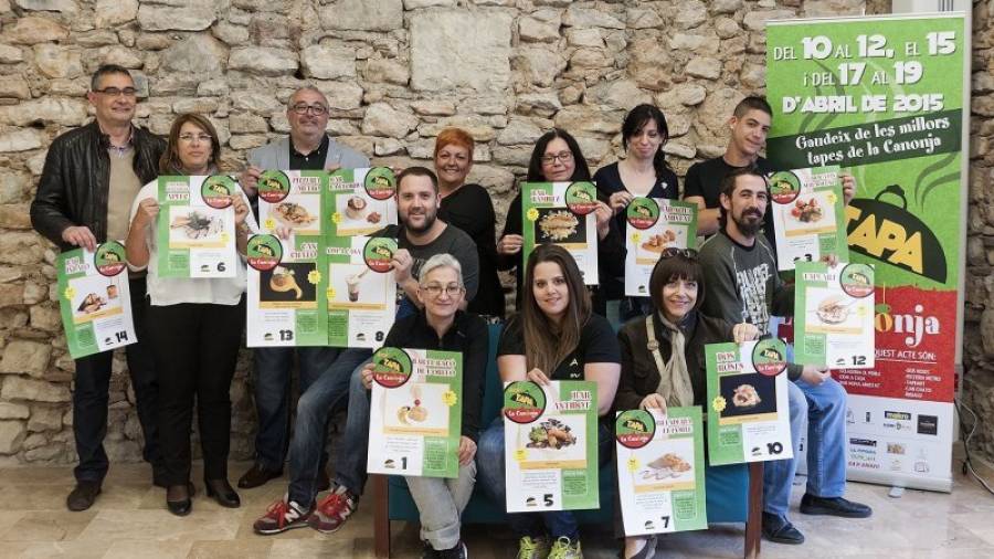 Els representants dels establiments que col·laboren en la segona edició del \'Des-Tapa la Canonja\'. Foto: Cedida