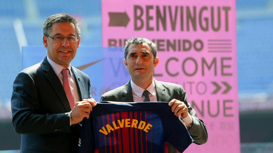 Bartomeu y Valverde posaron en las instalaciones del club. Foto: EFE