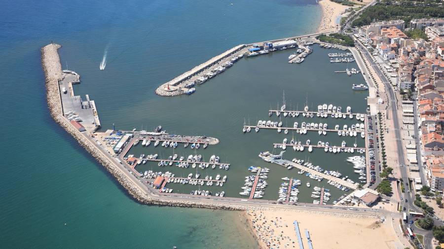 Imagen aÃ©rea del puerto de Cambrils. Al fondo, la zona pesquera y mÃ¡s cerca, la dÃ¡rsena deportiva. FOTO: DT