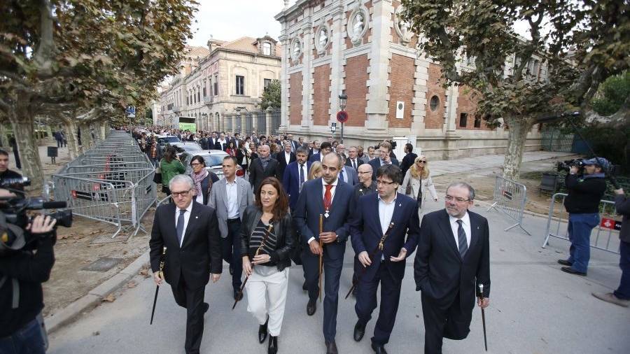 El president de la Diputació de TGN, Josep Poblet (primer per l'esquerra), ha encapçalat la comitiva d'alcaldes que ha acompanyat Mas al Palau de Justícia. Foto: EFE