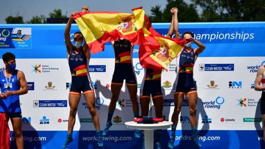 La selección española de cuatro sin timonel celebra el oro en el Mundial de Remo juvenil que se celebra en Polonia. FOTO: CEDIDA