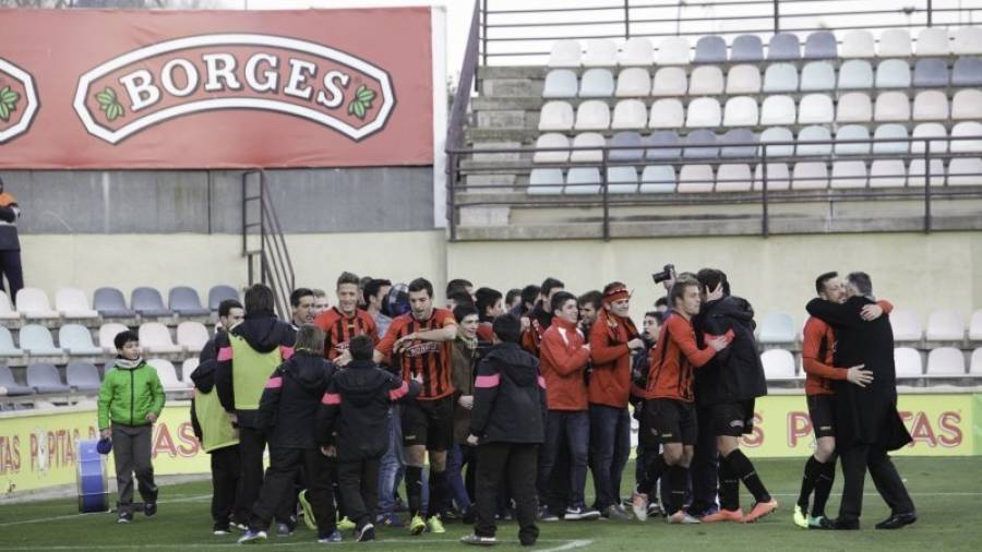 Los jugadores del Reus se abrazan con el grupo de animación Redblacks. Foto: Alba Mariné