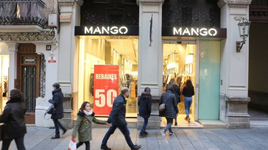 Imatge de la botiga Mango del carrer Llovera, que tanca aquest cap de setmana. Foto: Alba Mariné