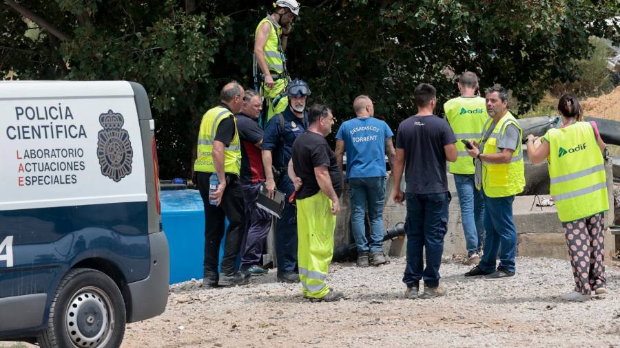 Personal de ADIF, operarios y agentes de la Policía Nacional trabajan solucionar los incidentes provocados por un incendio en el pozo de bombas de agua del túnel de San Isidro, en la LAV Madrid-Valencia. Foto: EFE