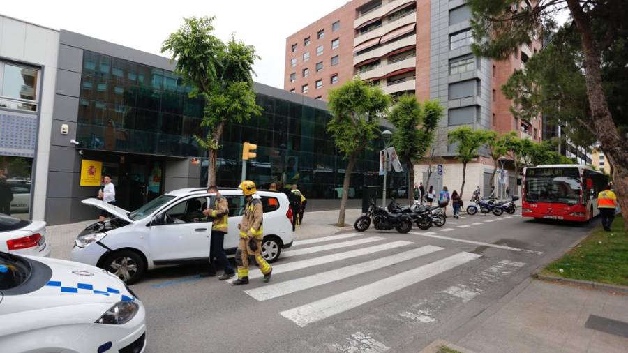 El accidente de tr&aacute;fico ha pasado en el lateral de la avenida Roma. FOTO: Pere Ferr&eacute;