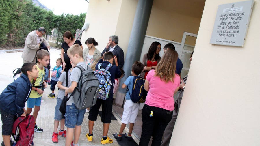 Els alumnes de l'escola Mare de Déu de la Fontcalda de Prat de Comte, preparats per entrar a l'escola. Foto: ACN