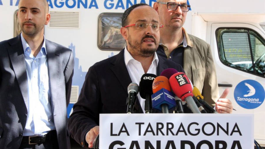 El candidat del PP a Tarragona, Alejandro Fernández, en roda de premsa sobre immigració a la plaça dels Carros. Foto: ACN