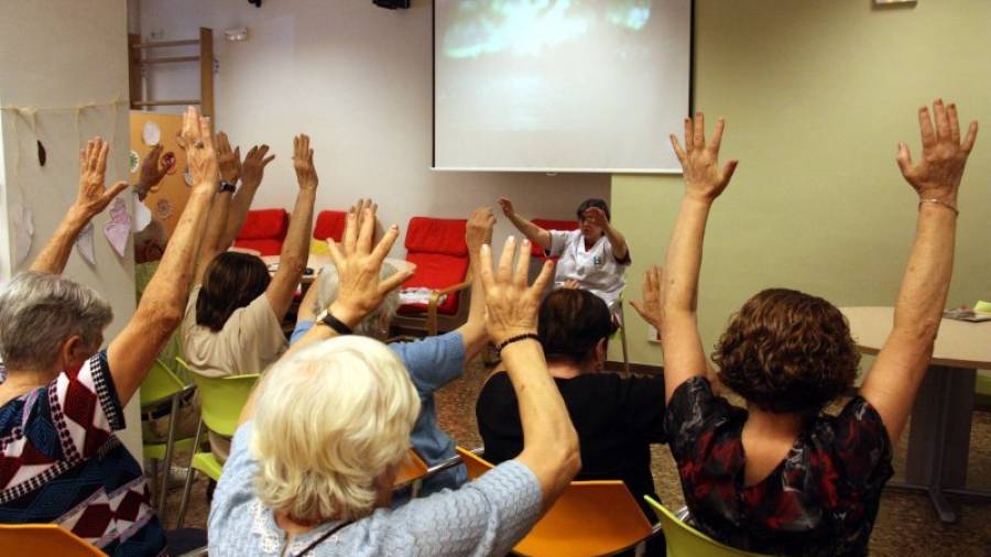 Un taller de psicomotricidad de la asociación AFAB de Barcelona para enfermos de Alzheimer. Foto: ACN