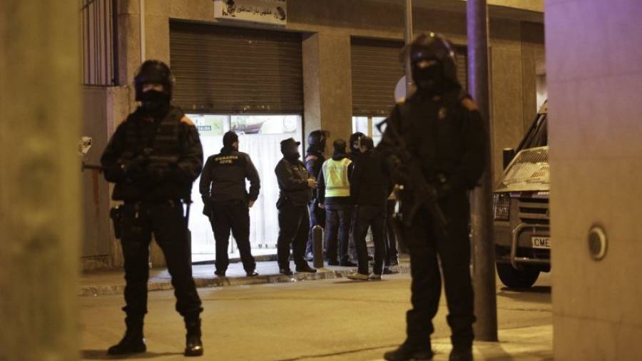 Los agentes de los diferentes cuerpos entraron en dos locales del barrio. Foto: Alba Mariné